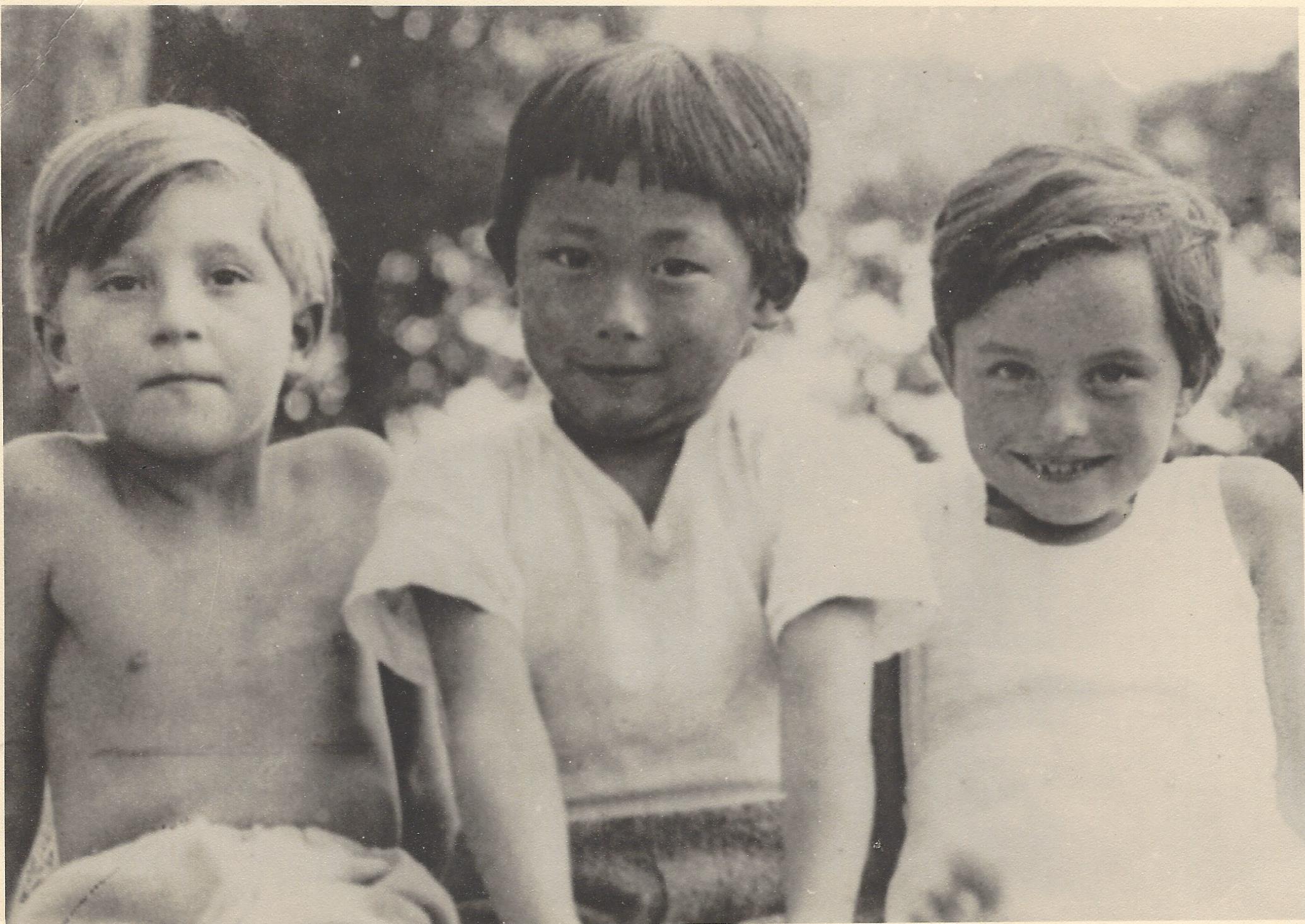Han Sen (Mitte) als Schüler der Odenwaldschule Anfang der 1930er Jahre.
